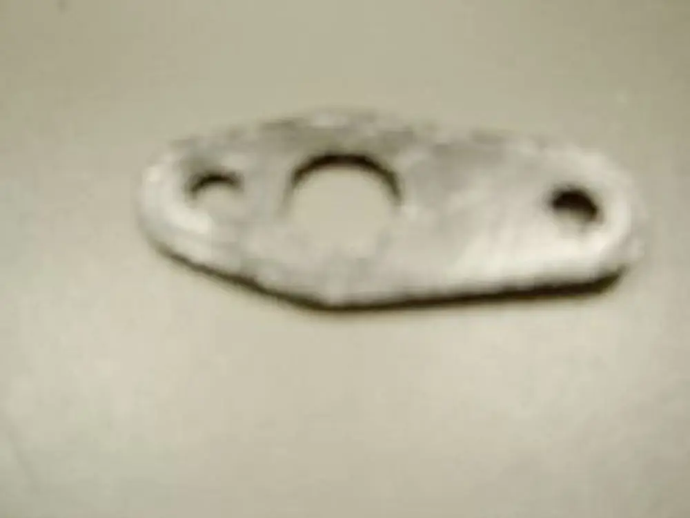 Metallisches Bauteil mit zwei Befestigungslöchern und einem zentralen Durchlass, möglicherweise Dichtung für Ionisationssonde von Remeha.